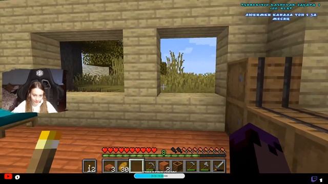 Алиса играет  в Minecraft