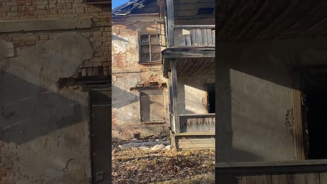 Заброшенный деревянный старый дом