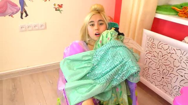 Ангела как Принцесса Диснея Белоснежка примеряет платья принцесс Жасмин! Рапунцель! Эльзы!
