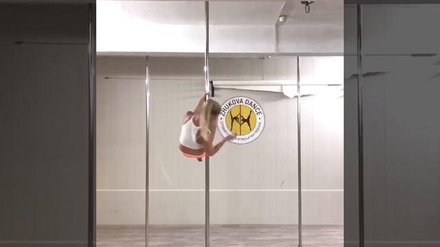 Элемент в PoleSport «Продольный шпагат на пилоне» вариация
