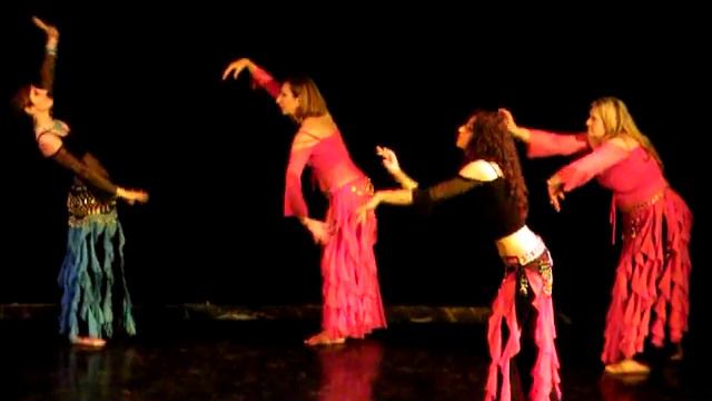 Principianti allo sbaraglio:Maria Teresa e Daniela al saggio di  Danza del Ventre
