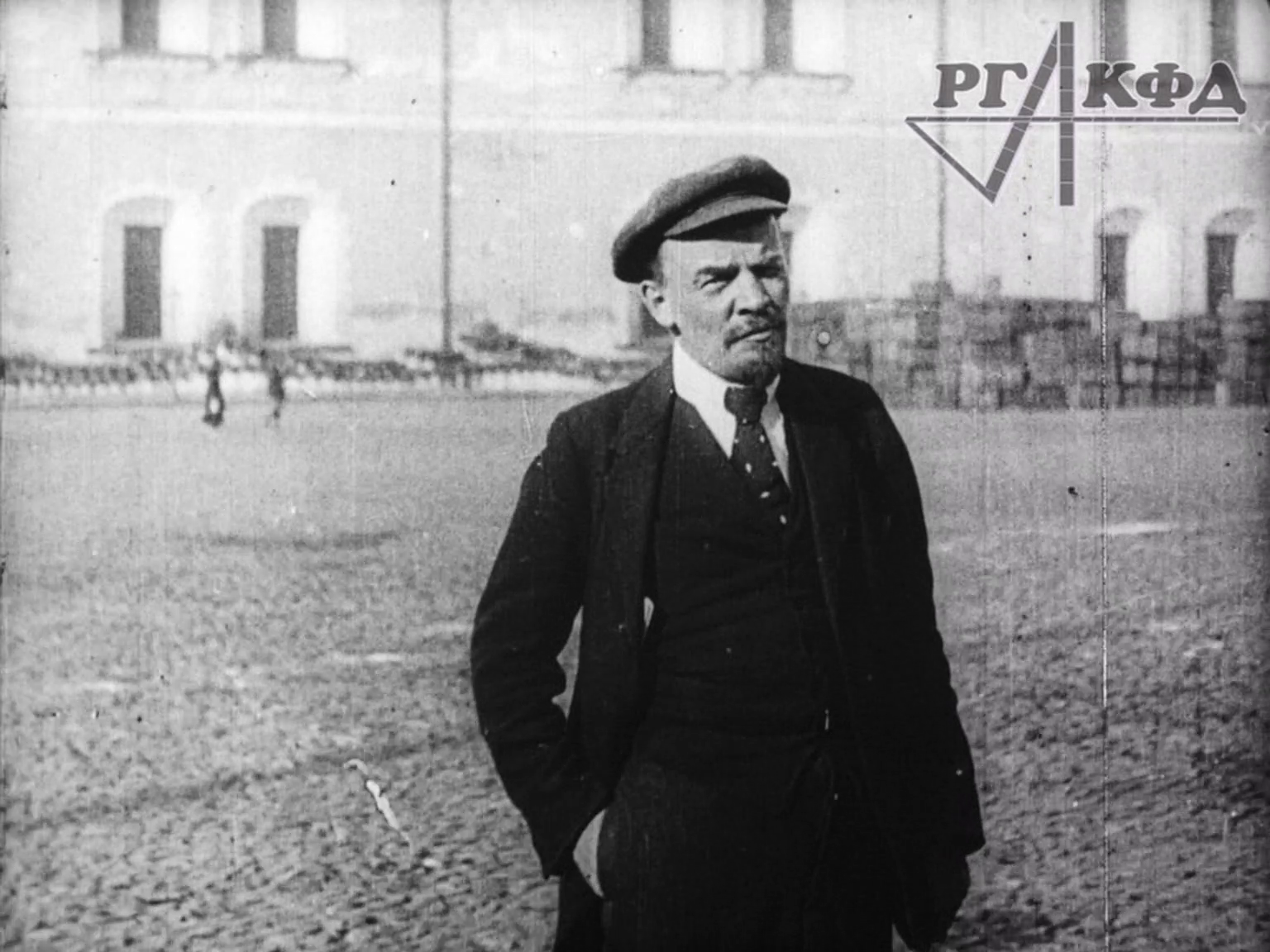 В.И. Ленин гуляет по территории Кремля, беседует с В.Д. Бонч-Бруевичем (немая кинохроника, 1918 г.)