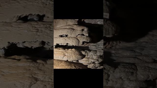Гигантский череп в пещере
