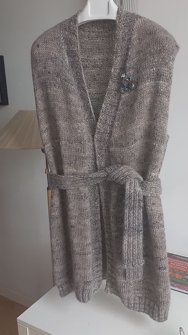 Хобби.Кардиган безрукавка на первые холода на lk150.https://dzen.ru/shorts/66eaa6b1292d8c350b8ef531