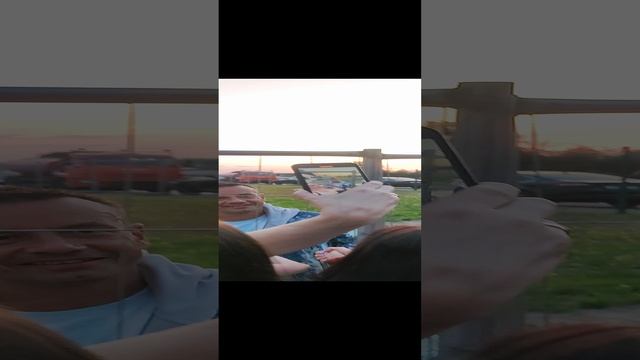 ФОТКАЕМСЯ С АЛЕКСЕЕМ СЕРОВЫМ ЧЕРЕЗ ЗАБОР. (ГРУППА ДИСКОТЕКА АВАРИЯ)