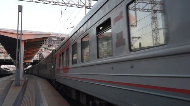 2ЭС4К-115 с пассажирским поездом  354С Адлер  Пермь отправляется со станции Адлер.