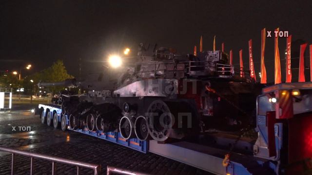 Трофейная техника: танк M1 Abrams и штурмовая машина M1150 Breacher США на Поклонной горе в Москве