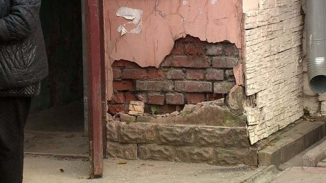 В 7 доме по проспекту Ленина в Ярославле жильцам попадают в квартиры по пристройке