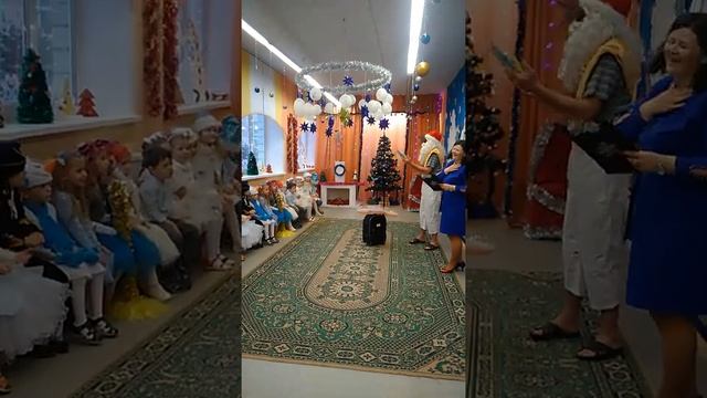 Прикольный выход Деда Мороза