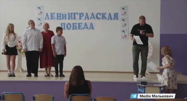 Спецпредставитель губернатора Петербурга по работе с новыми регионами наградил школьников