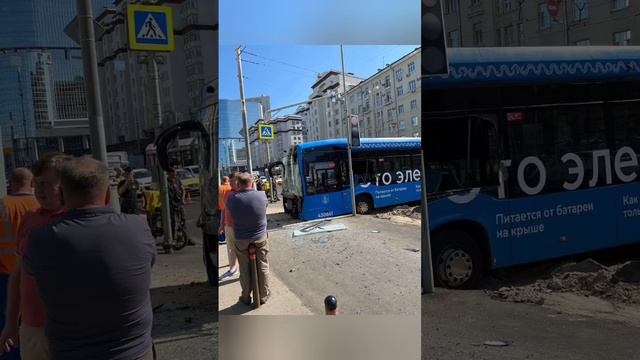 Москва. На Преображенской площади произошло ДТП с электробусом .В результате ДТП пострадавших нет