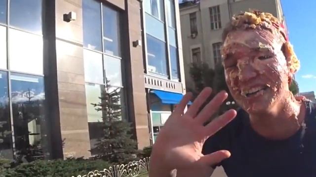 EDWARD BIL СМЕЕТСЯ НА ПРОТЯЖЕНИИ 1 МИНУТЫ