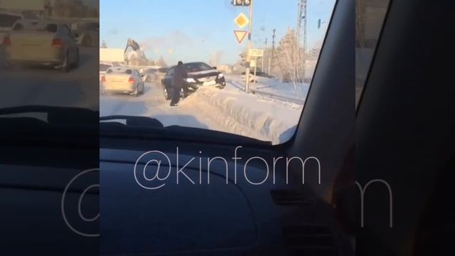Тойота врезалась в сугроб в Сургуте