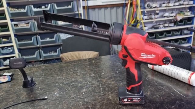 Клеевой пистолет Milwaukee Как Установить новый Тюбик в Шахту все очень просто ))