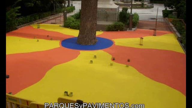 Montaje De Parques Infantiles Con Suelo De Caucho