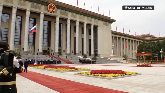 Путин и Си Цзиньпин начали переговоры в узком составе в Пекине

Это первая  поездка президента РФ