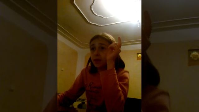 девочка увлеклась за компом.прикольно.