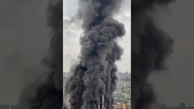 В торговом центре в китайском городе Цзыгун вспыхнул пожар