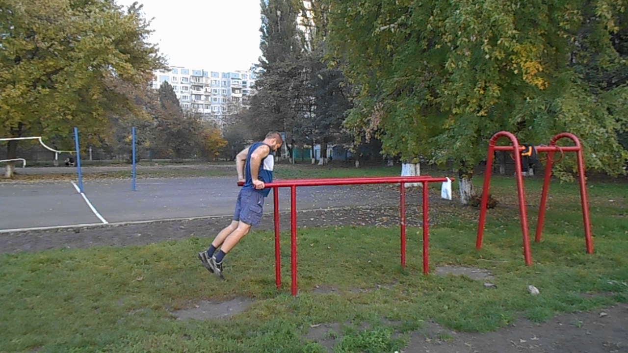 Отжимания на брусьях: 25 раз