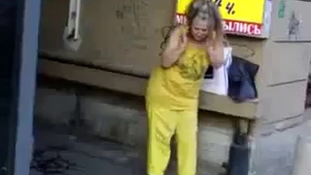 Девка под курой гриль