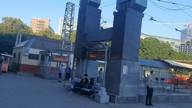 Площадка на посадку в междугородние поезда дальнего следования на Павелецком жд вокзале в Москве