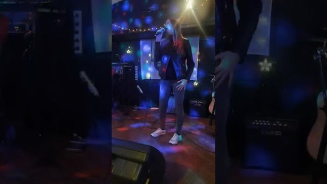 Первый  опыт выступления в ресторане со своей песней )) Мурашило