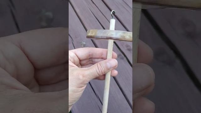 Веретено для прядения из эпоксидной смолы и древечины палисандра и бука. И растения