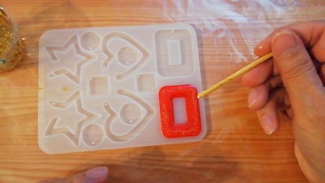 Кулон сделана из эпоксидной смолы и не только. The pendant is made of epoxy resin and not only.