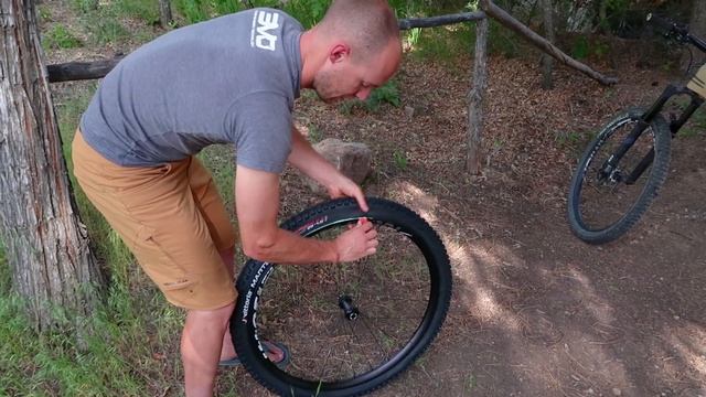 The SECRET TO INSTALLING TUBELESS TIRES WITH FLOOR PUMP without an air compressor or charger pump