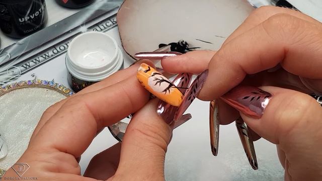 5 salon friendly Halloween Nail Art. Quick and easy Halloween Nail designs for beginners.