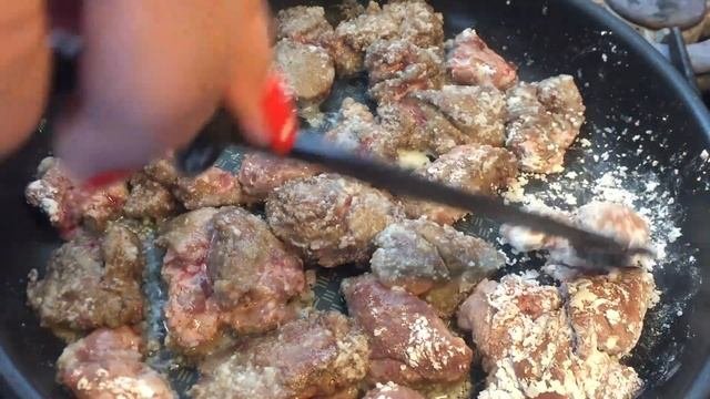 Куриная печень с брусникой
