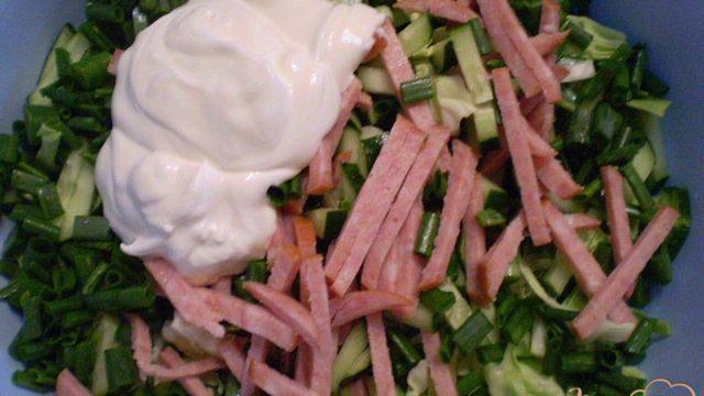 Овощной салат с колбасой