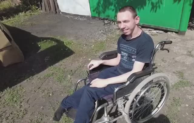 Югра передала инвалидную коляску молодому парню из Макеевки