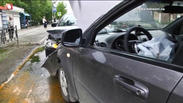 В центре Ревды влобовую столкнулись Митцубиси и Шевроле