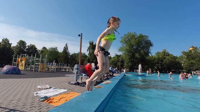 Купались в басейне