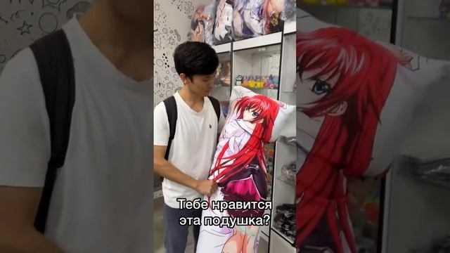 ТРОГАЮ ТЯН В АНИМЕ МАГАЗИНЕ