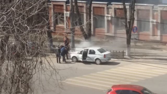 "Рено Логан" загорелся в Воронеже