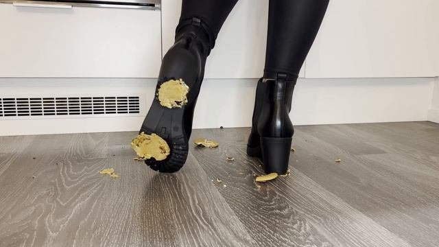 Ankle boots crush cookies
