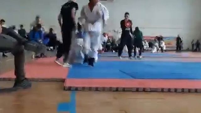 Аманов Бекжан в красном. Камысты
