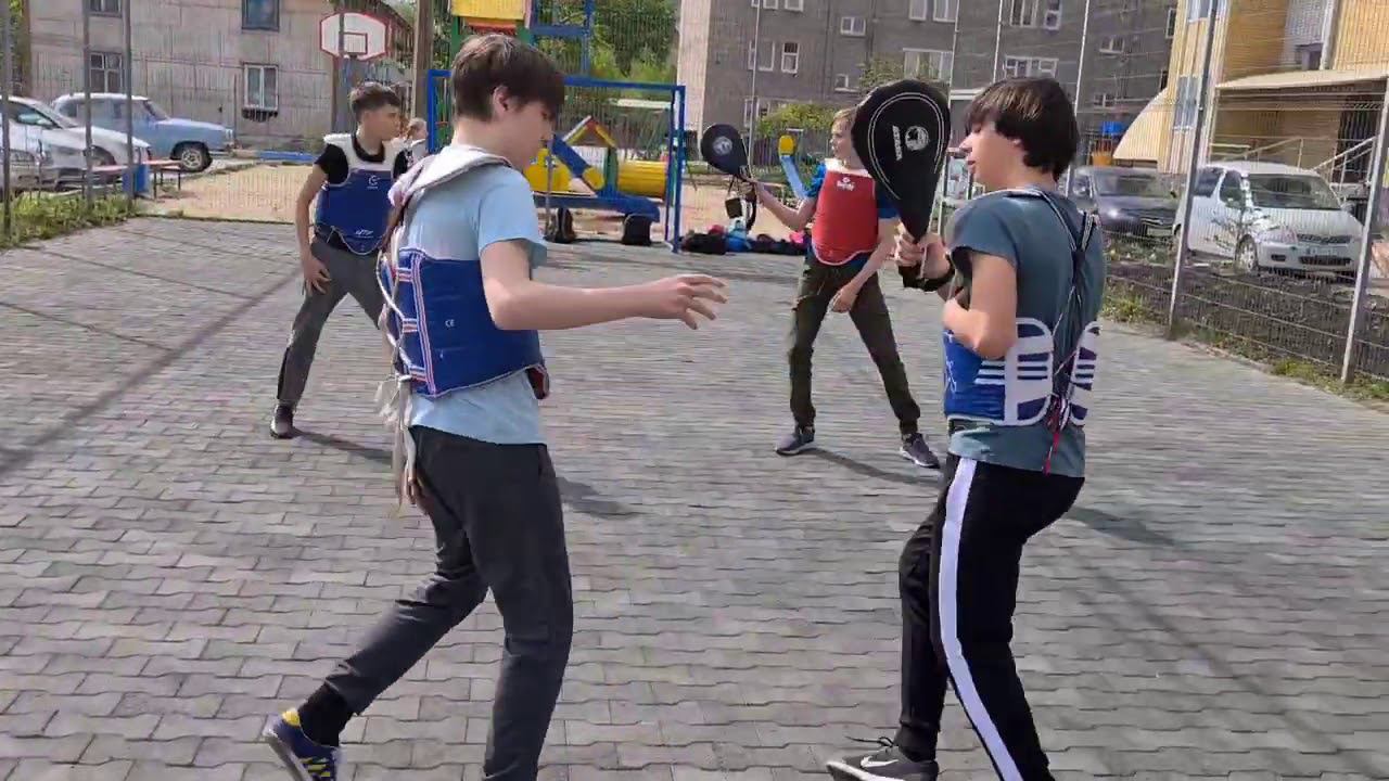 Отработка атакующей комбинации с дистанции с клинча