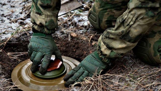 ВСУ дистанционно заминировали западными минами поселок в Курской области