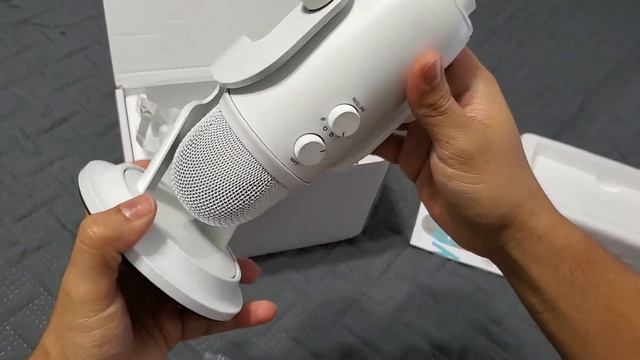 Unboxing of Blue Yeti Whiteout Condenser Microphone