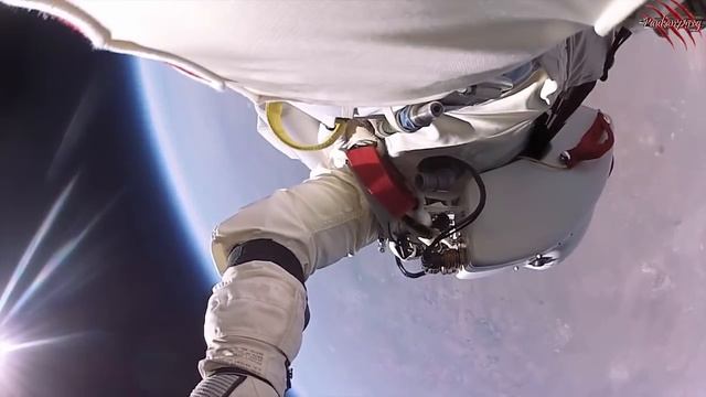 Прыжок из космоса 40 км, русский перевод, аж дух захватывает