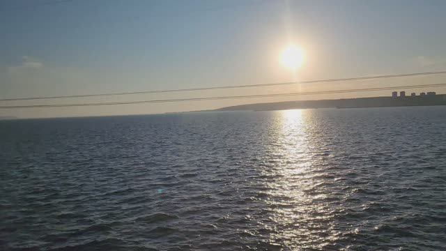 Жигулёвское море и солнце из окна поезда