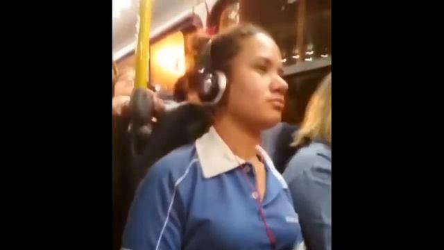 Социальный эксперимент 2 - Девушка смотрит на выпуклость промежности в автобусе