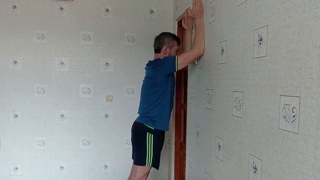 Упражнение для подвижности плеч при сутулости