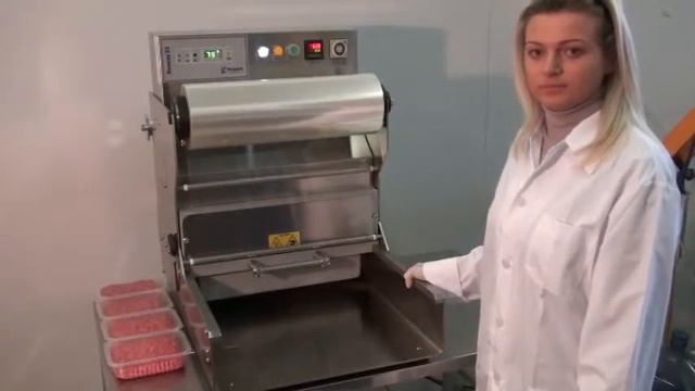 Упаковка мелких кусков мяса в контейнеры