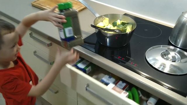 Лев готовит пюре из кабачка