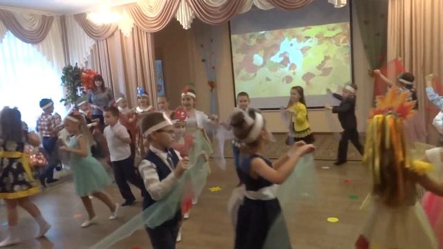 танец с шарфиками - Вход на осенний утренник "Лоскутковая страна"