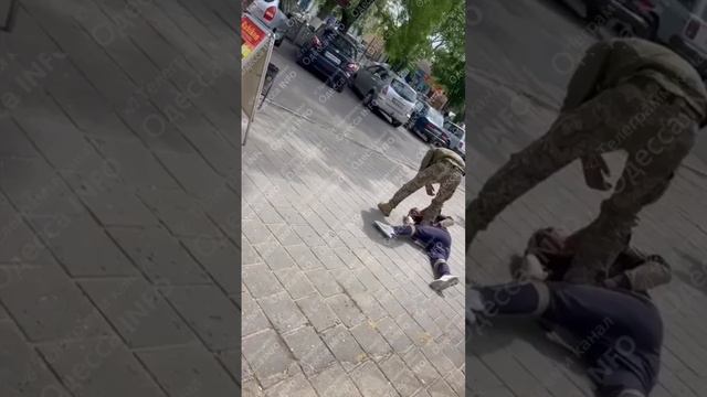 Одесские паблики пишут, что видео - избиение гражданского сотрудником ТЦК в Болграде.